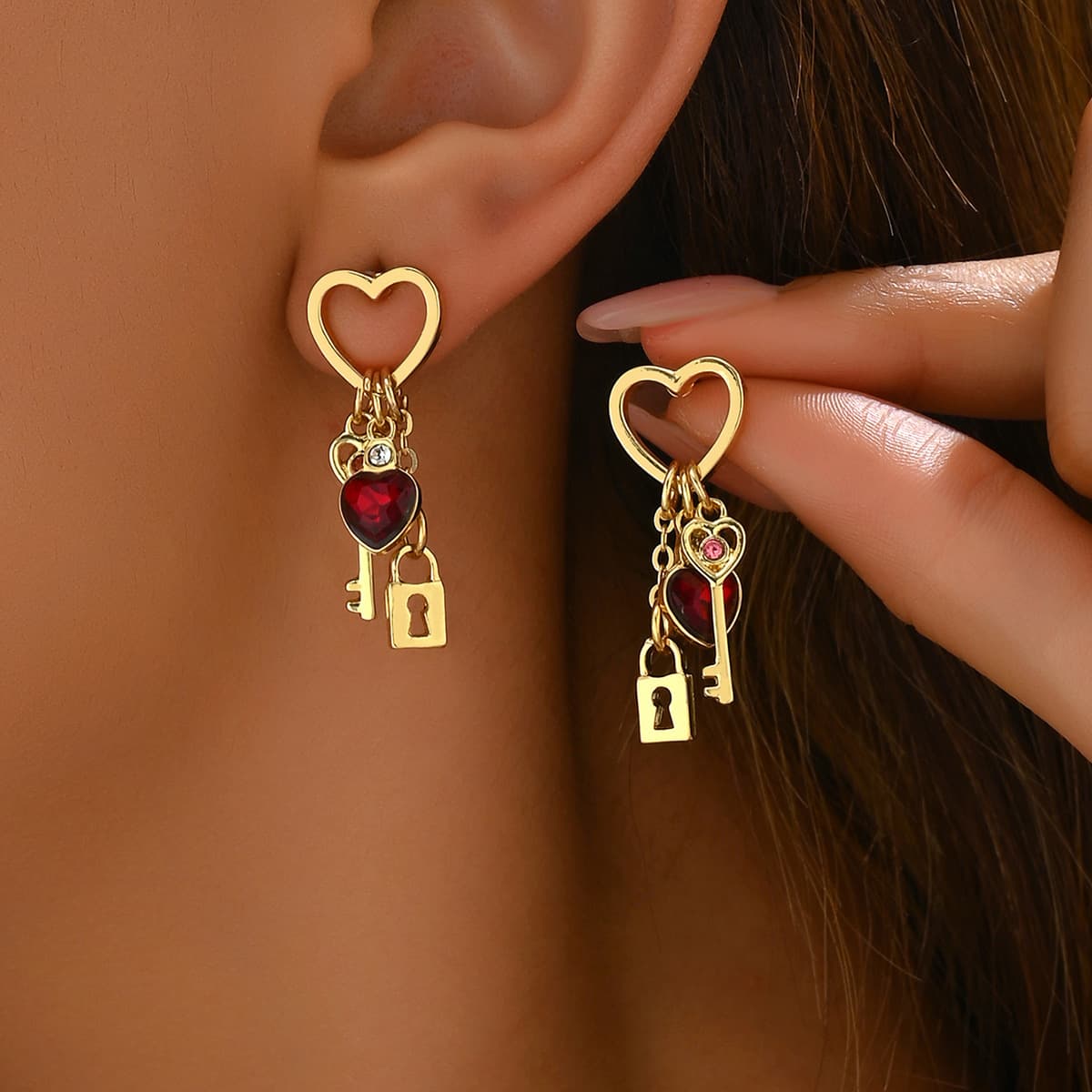 Aretes de forma de candado con cristales