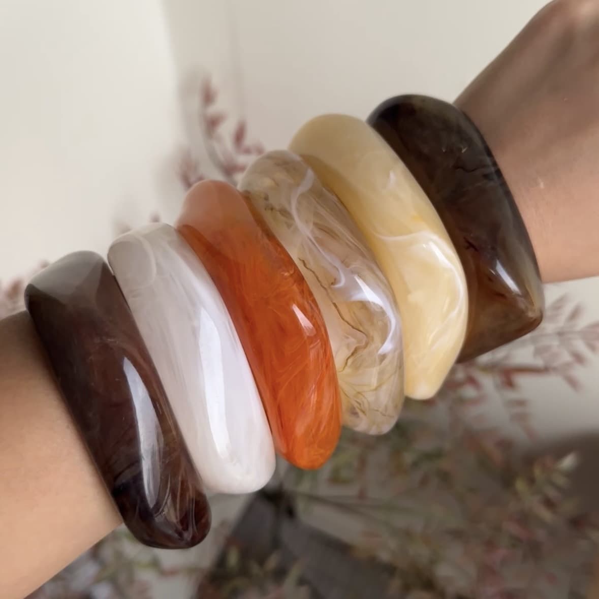 Pulsera acrílica con diseño irregular translúcido