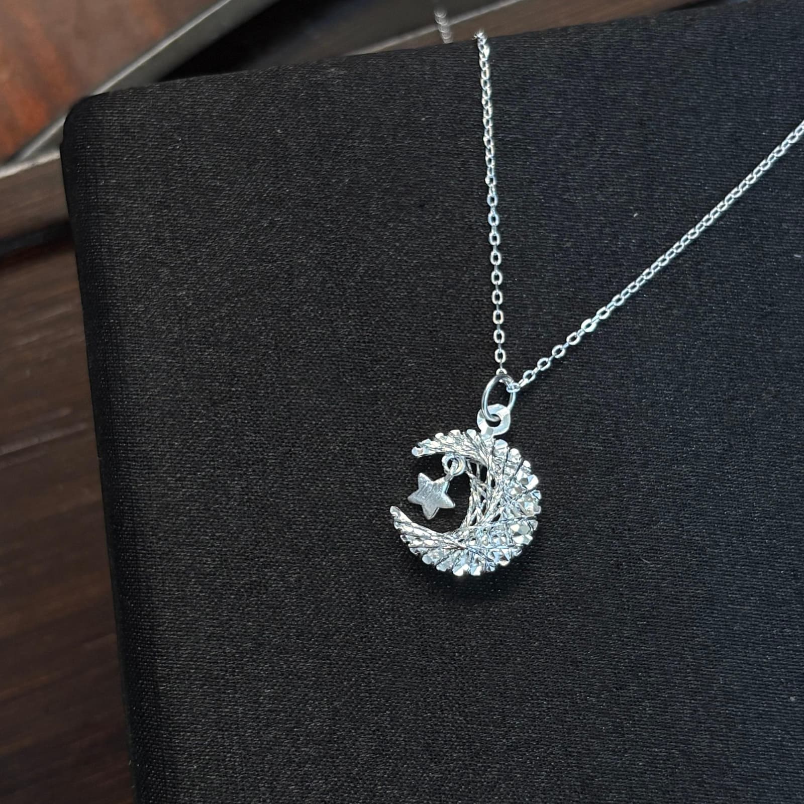 Collar de plata esterlina con luna y estrella