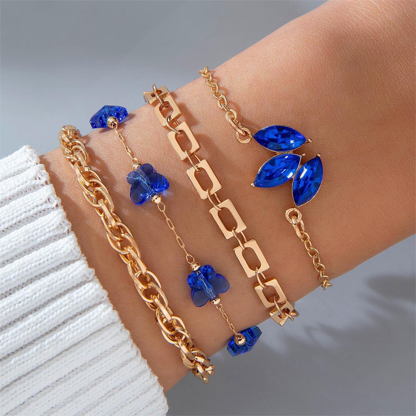 Set de 4 pulseras con flores, mariposas y diamantes