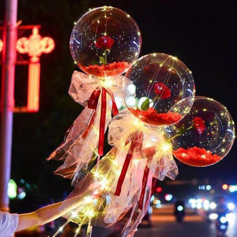 Ramo de rosas LED luminosas con globos transparentes