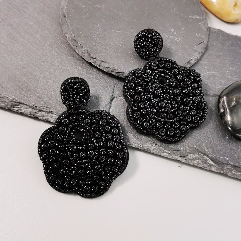 Aretes de flor con cuentas hechos a mano para mujeres