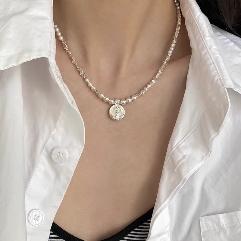 collar de perlas plateadas rotas irregular