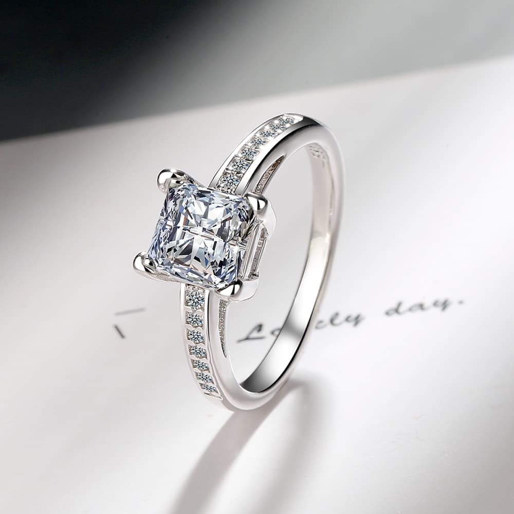 Anillo de circón con diseño clásico de cuatro puntas