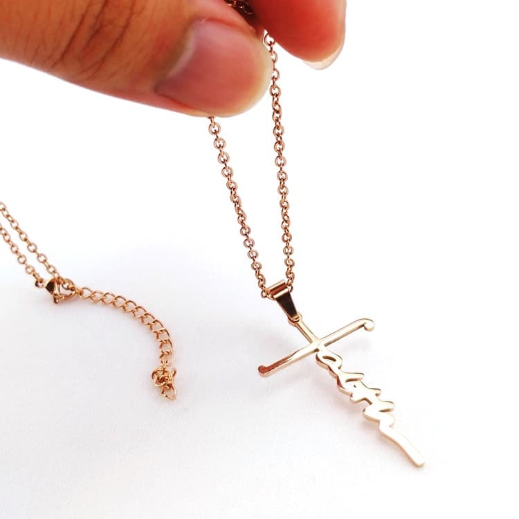 Collar de acero inoxidable con inscripción Faith