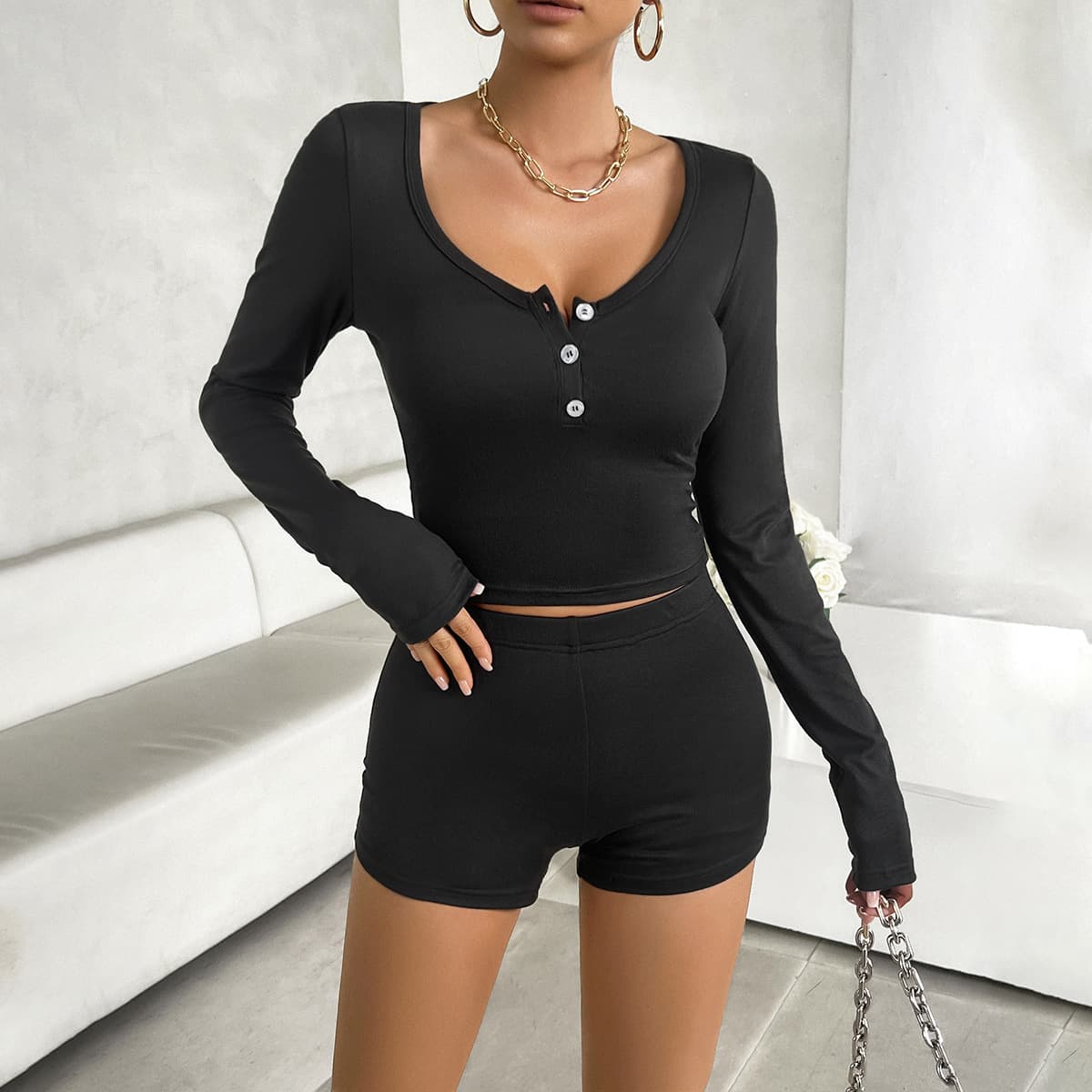 Conjunto ajustado de blusa manga larga y pantalones