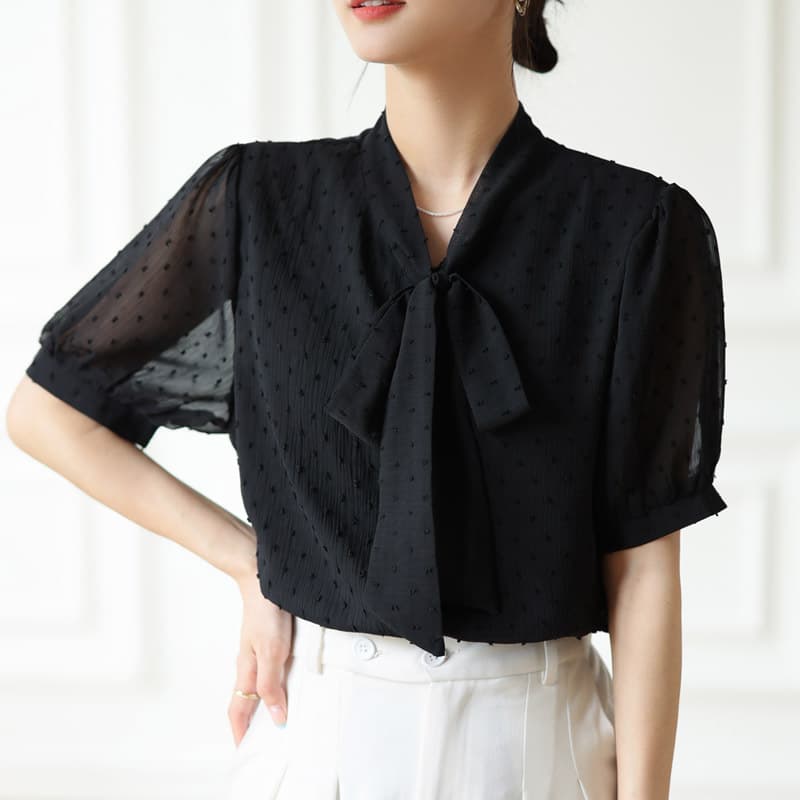 Blusa de manga corta con lunares y nudo en el cuello