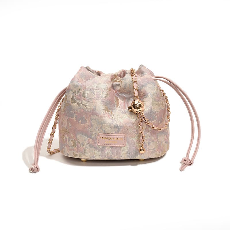 Bolsa bandolera bordada tejida con cadena