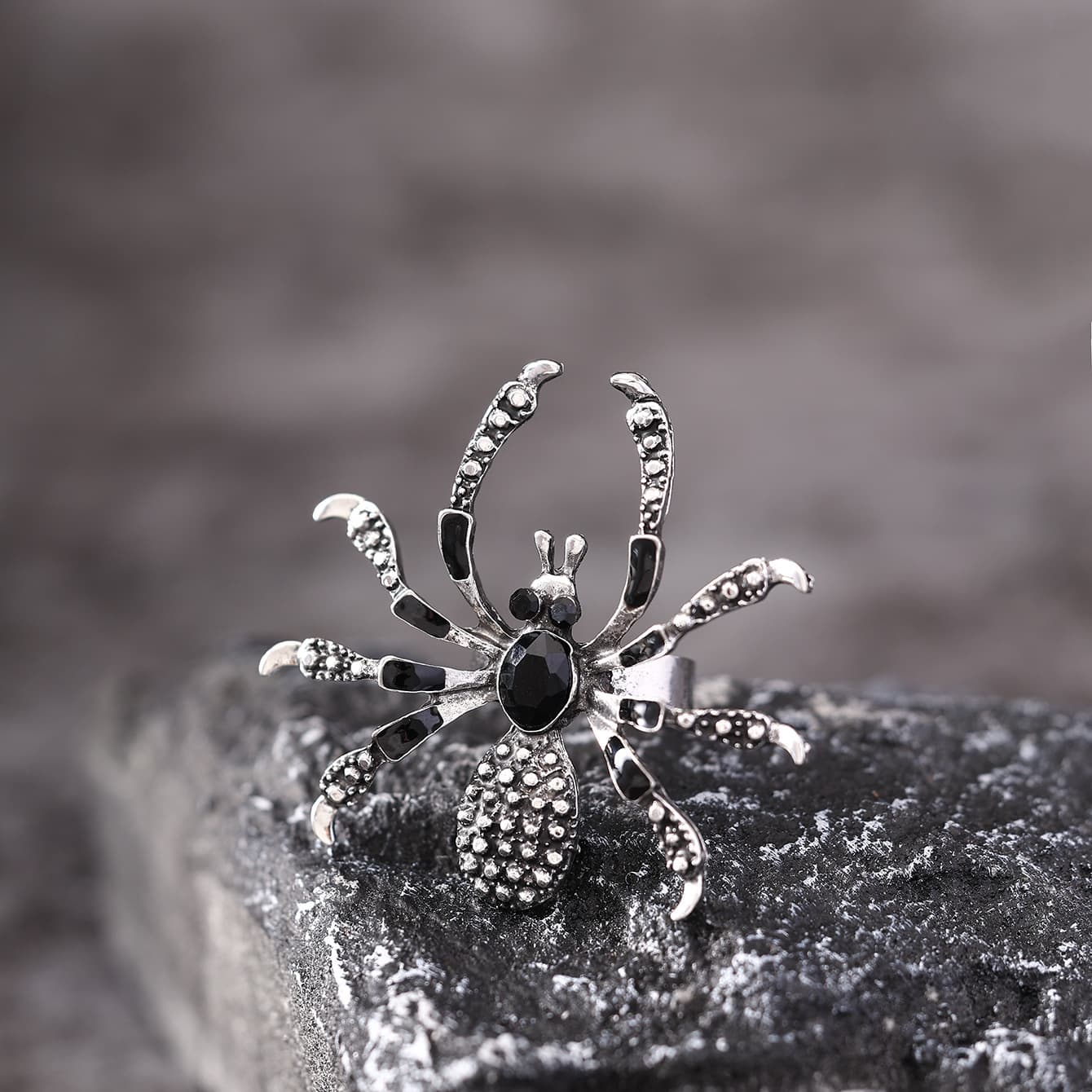 Anillo araña de Halloween con gemas brillantes