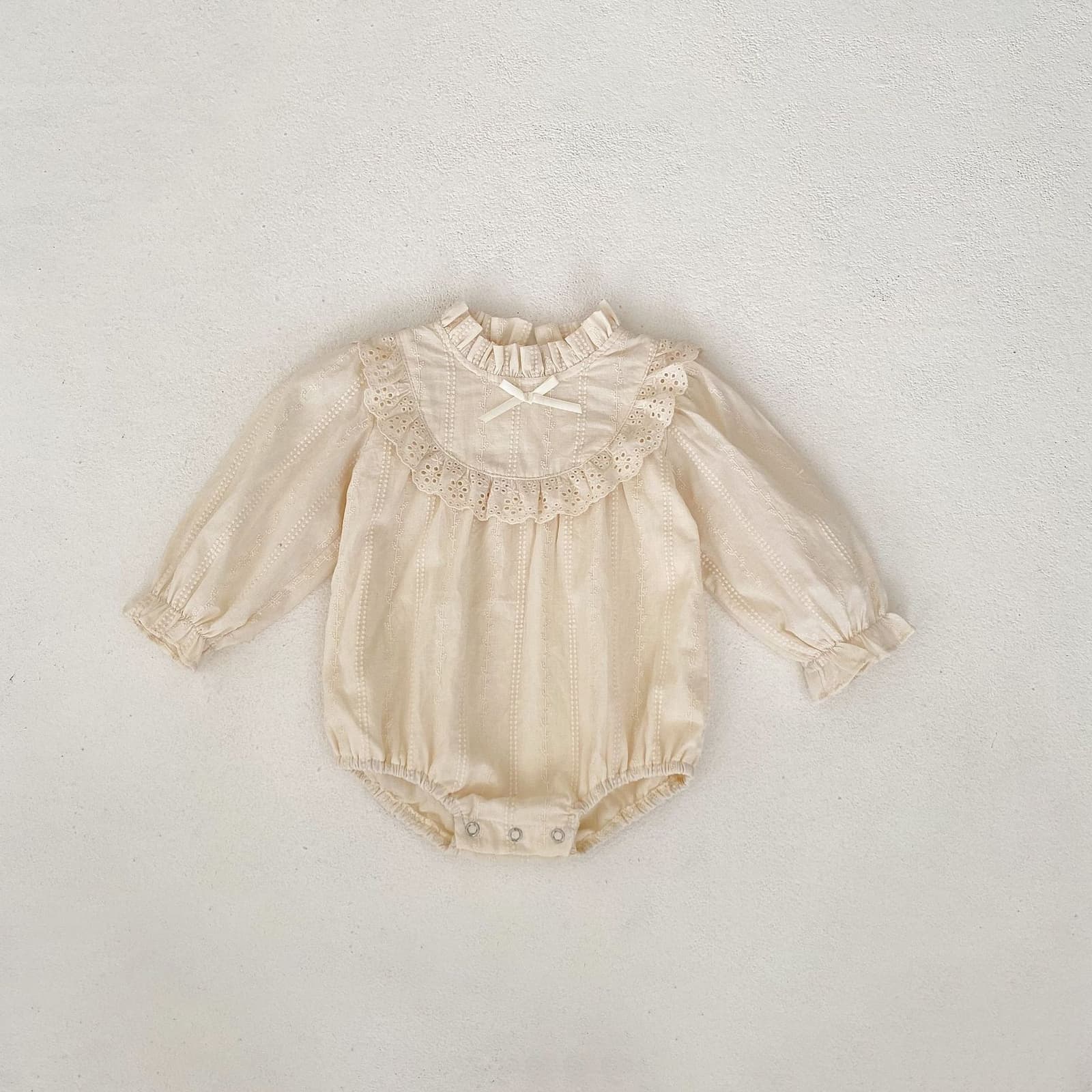 Mono de algodón con cuello de encaje, manga larga