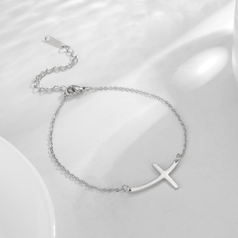 Pulsera simple con colgante de cruz