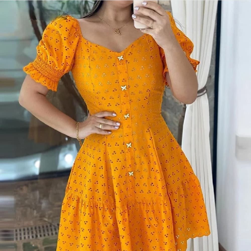 Vestido manga corta con detalles calados en cintura