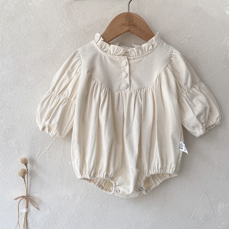 Peto triangular para bebé niña en otoño