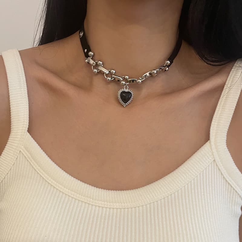 Collar corto con corazón negro estilo punk