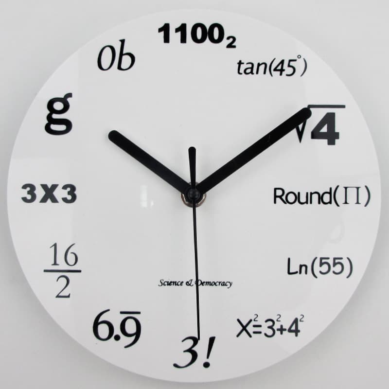 Reloj de pared con fórmulas matemáticas