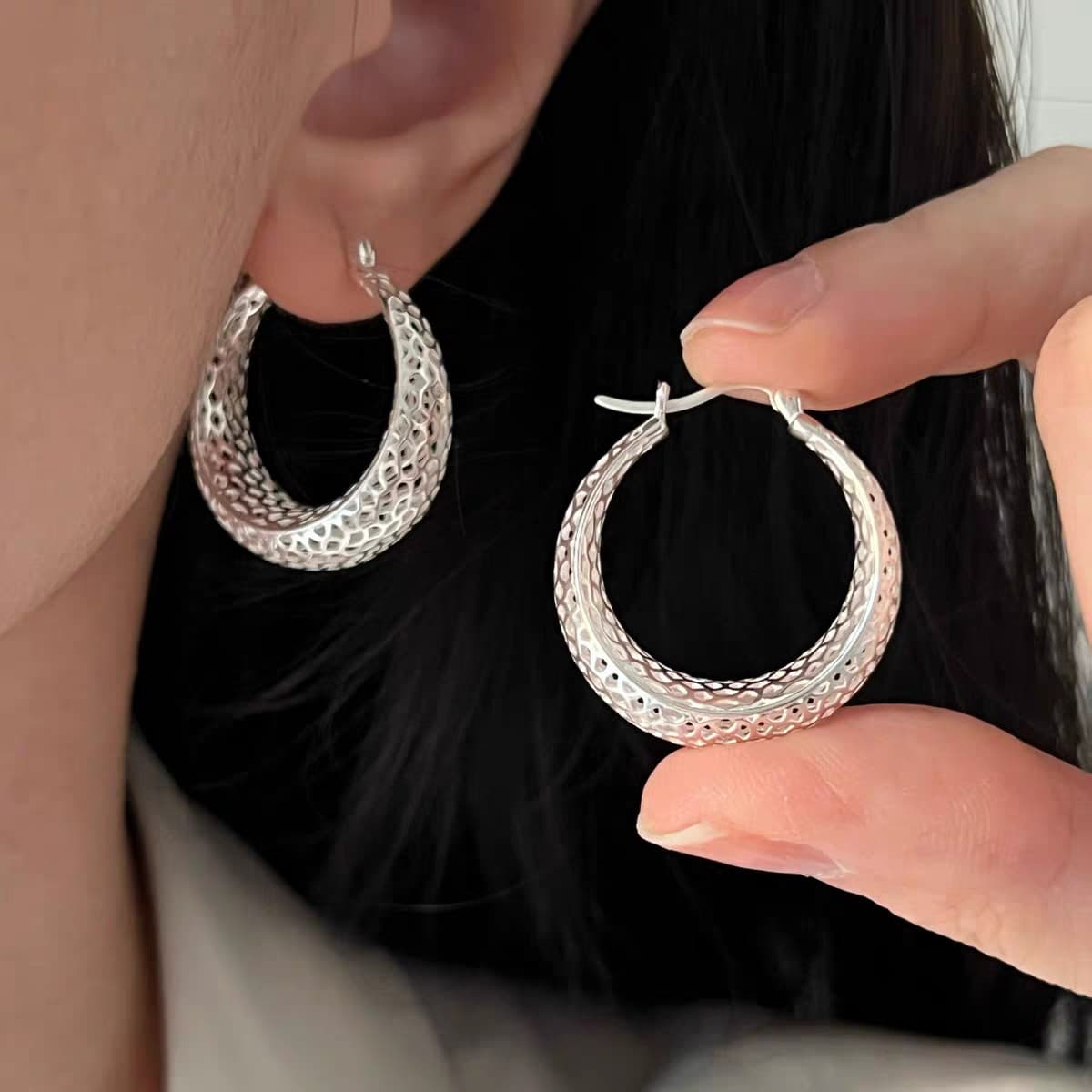 Aretes tipo aro ancho de plata martillada