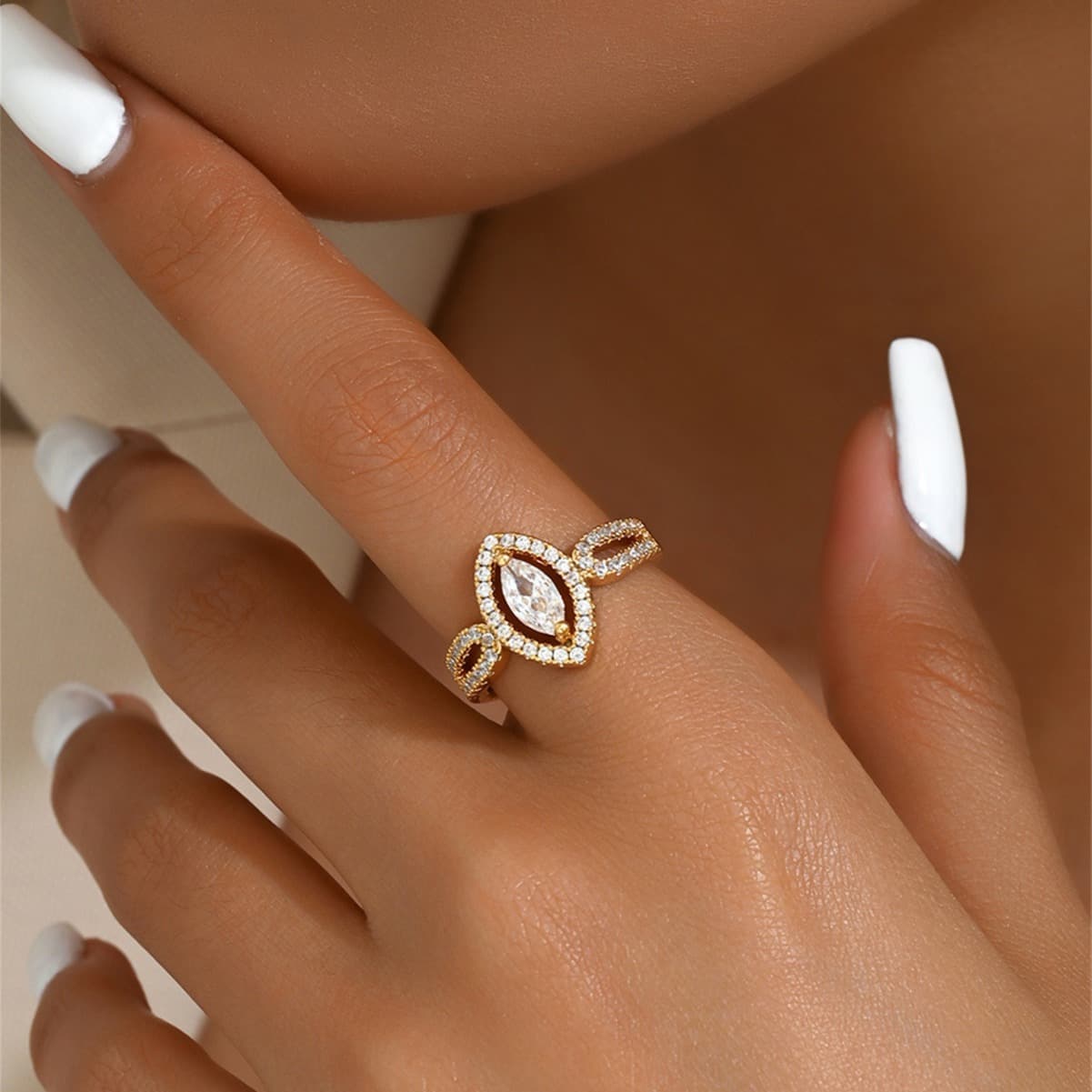 Anillo abierto de gota de agua con circones