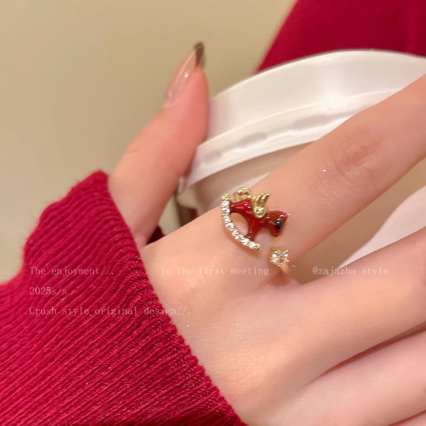 Anillo ajustable de pony con esmalte rojo