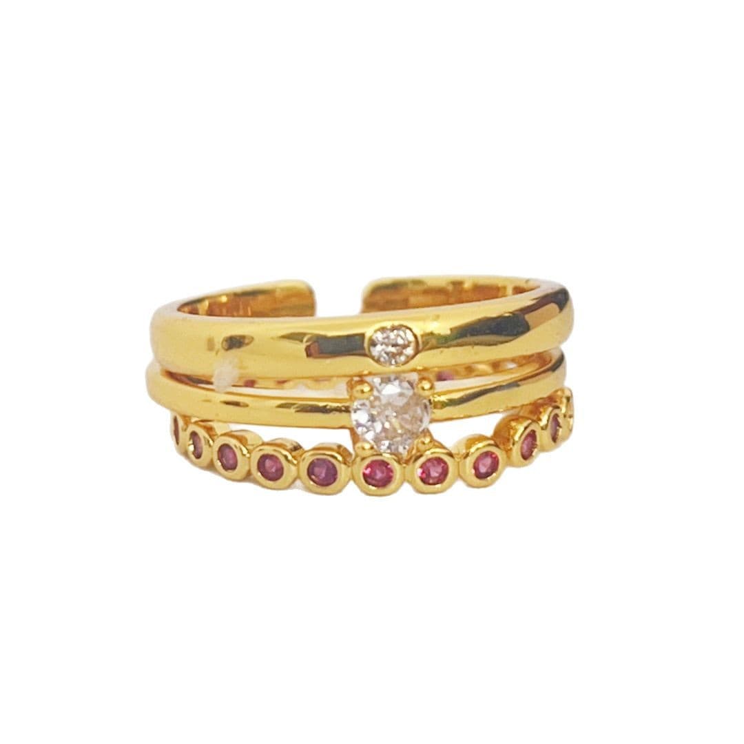 Anillo de oro con punto de diamante rojo