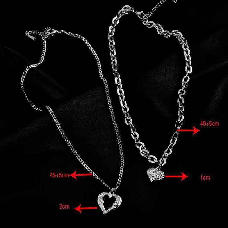 Collar de acero titanio con alas de ángel y dos corazones