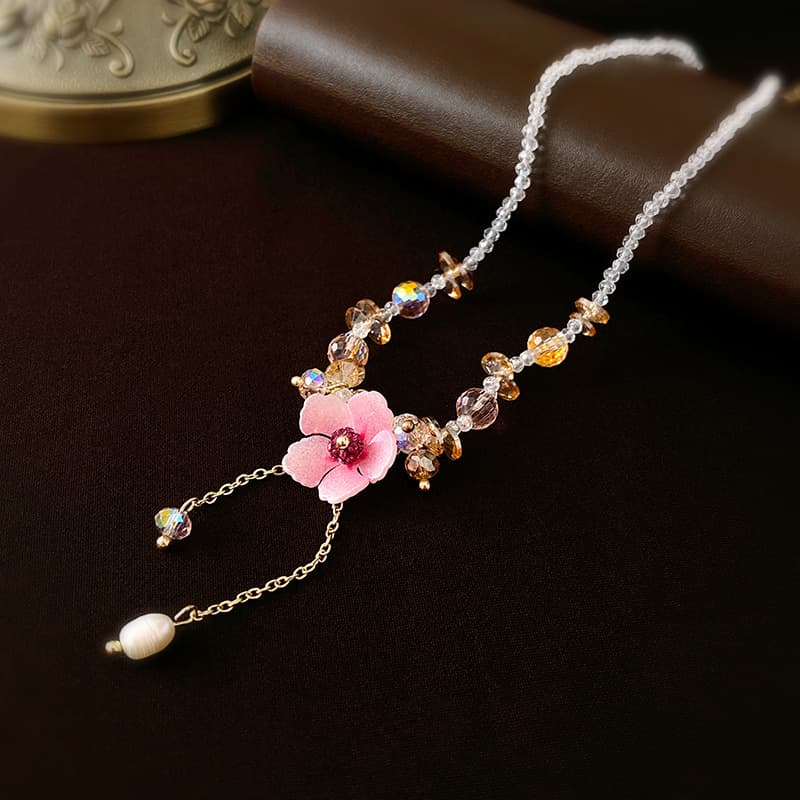 Collar floral con cristal y borla dorada