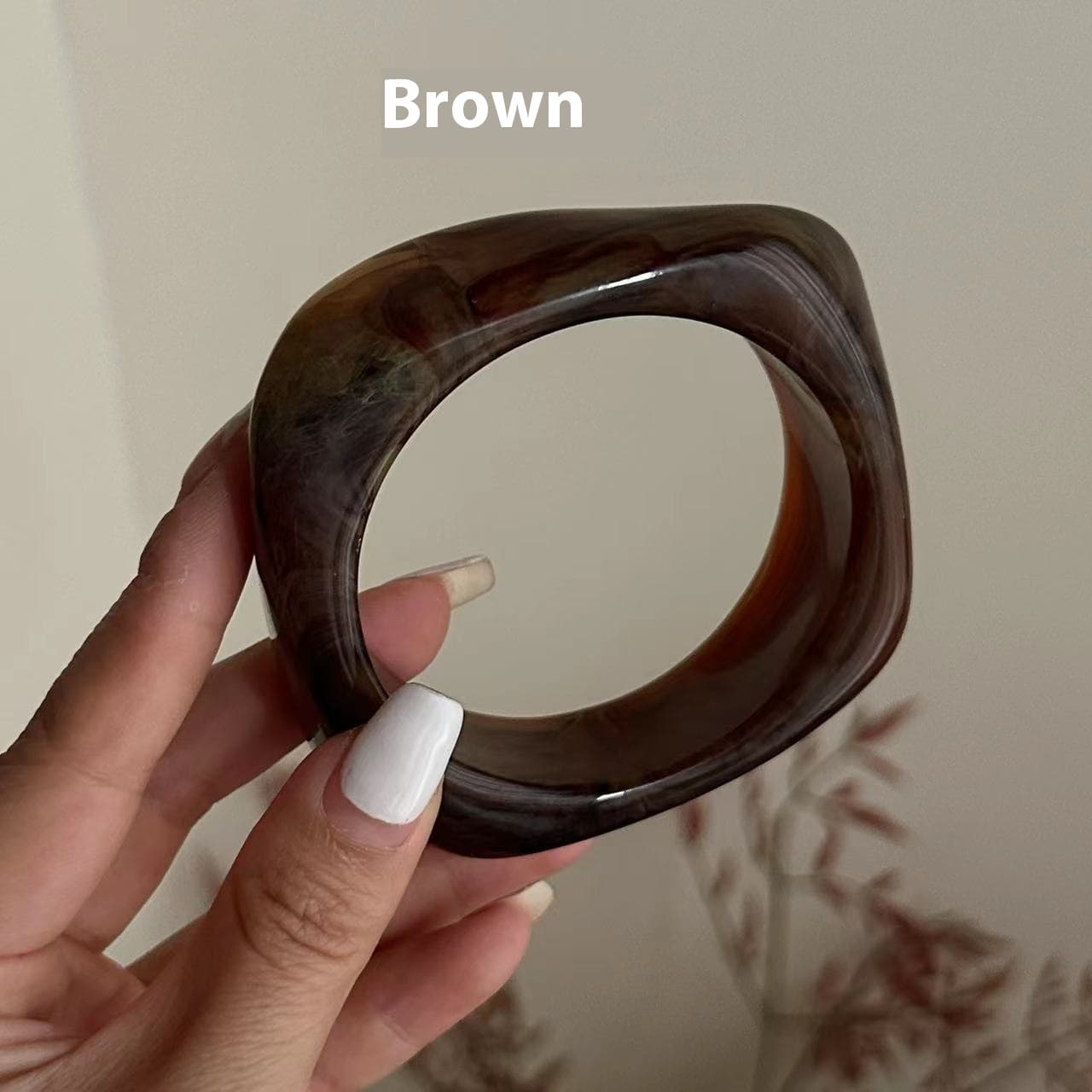 Pulsera acrílica con diseño irregular translúcido