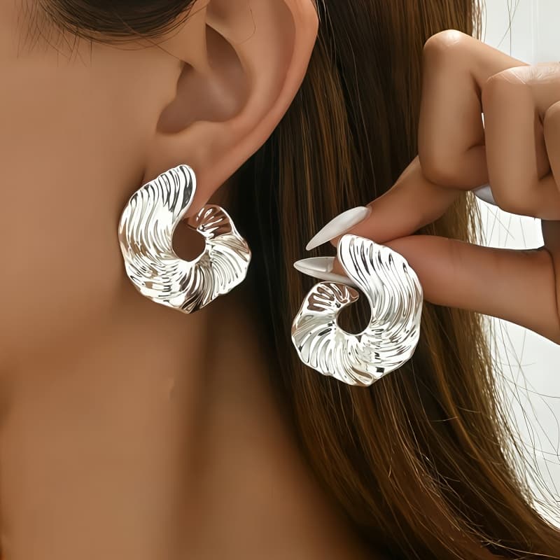 Aretes bohemios de espiral irregular y textura geométrica