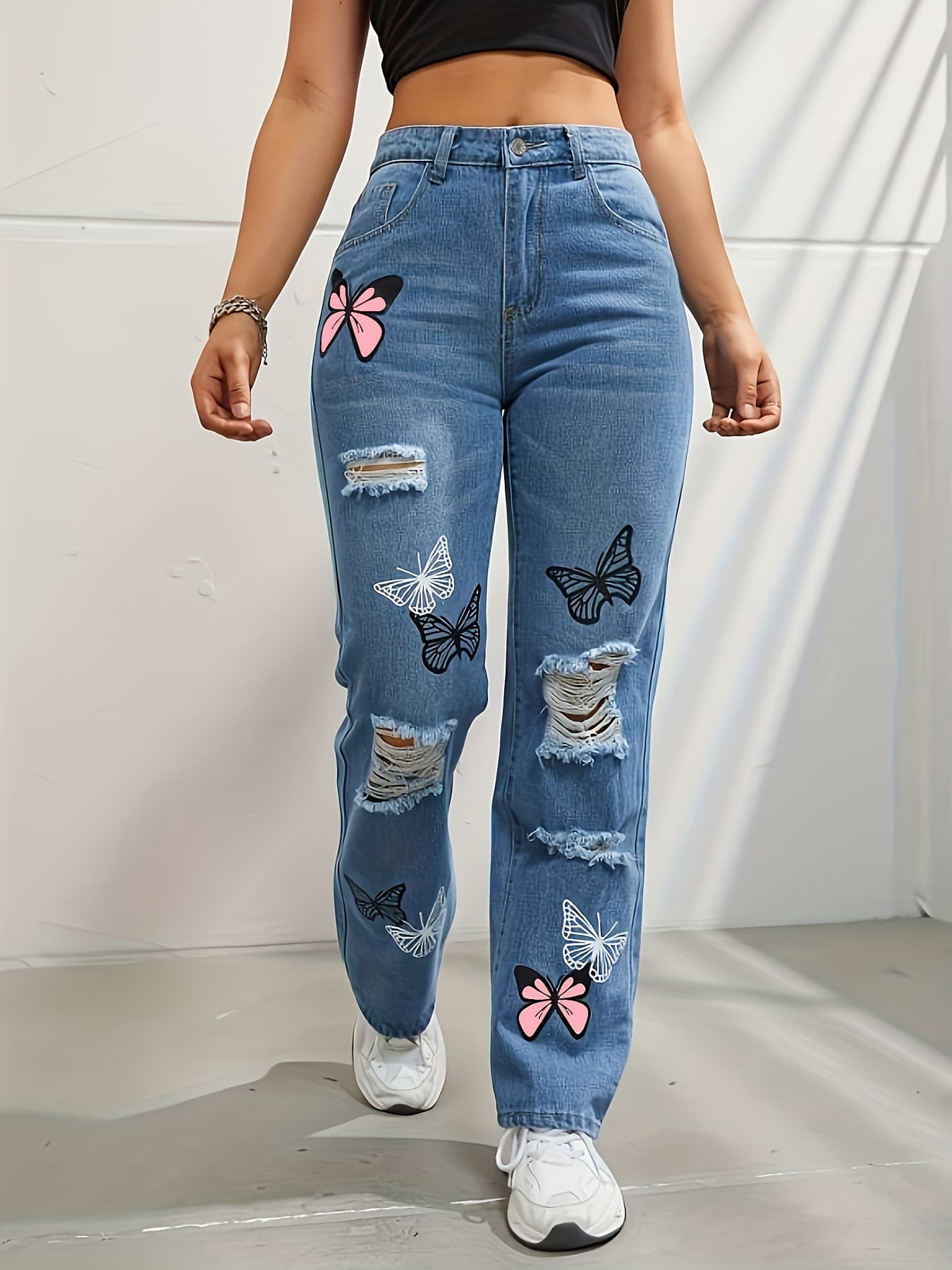 Jeans cintura alta recto con estampa mariposa y detalles rotos
