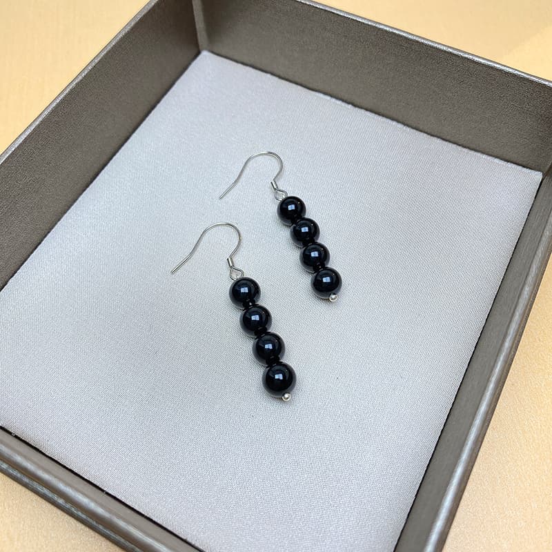 Aretes de plata con forma redonda simple