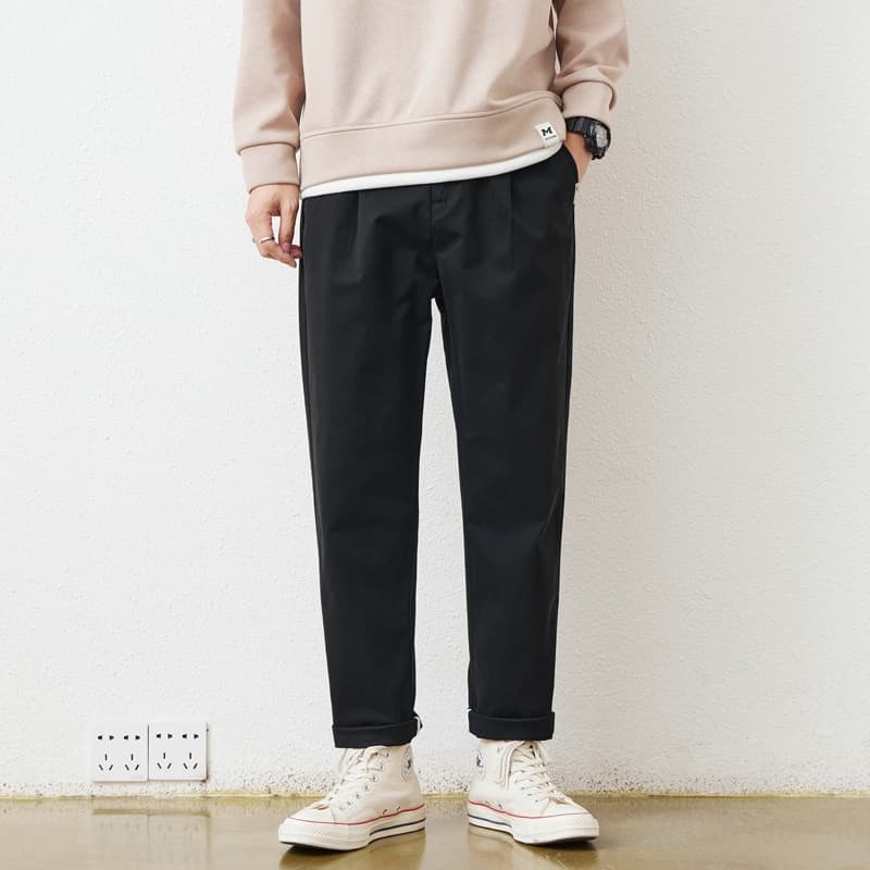 Pantalón recto khaki sencillo y versátil