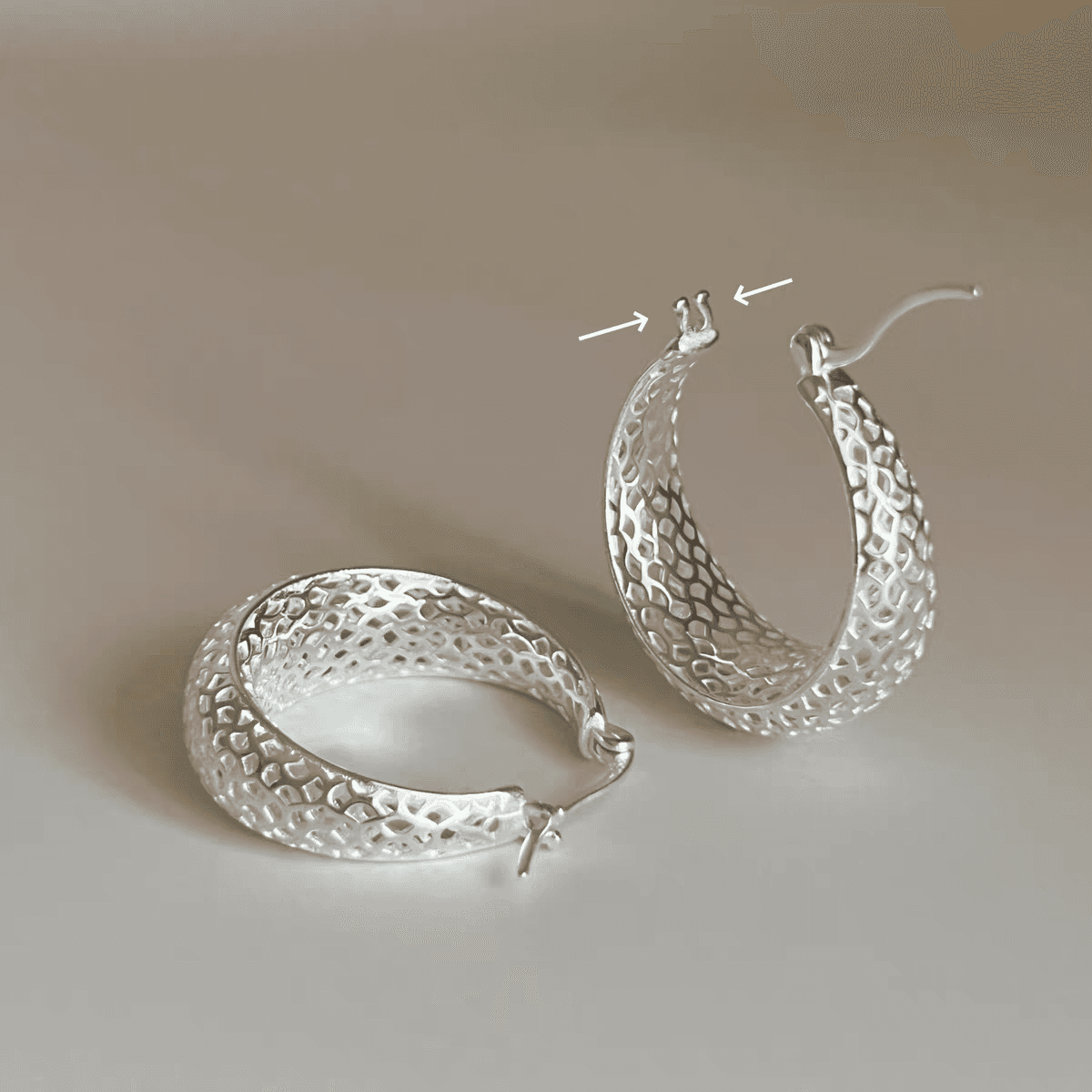 Aretes tipo aro ancho de plata martillada