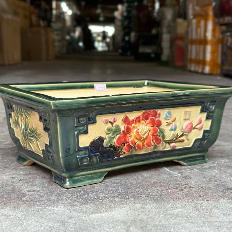 Maceta cerámica cuatro lados con flores relieve