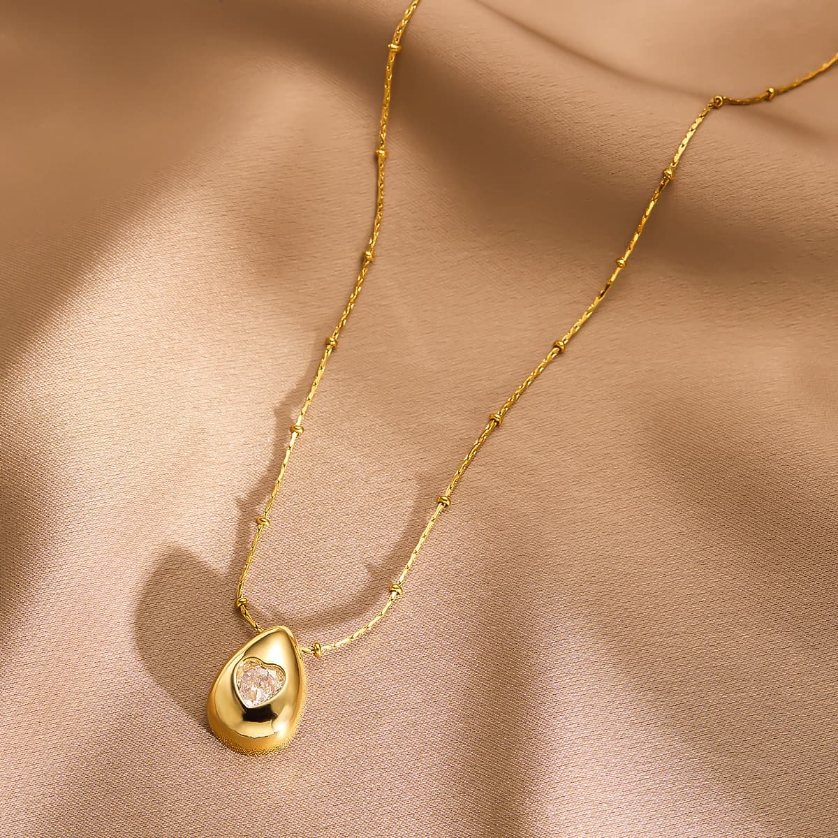 Collar de titanio con forma de gota y corazón