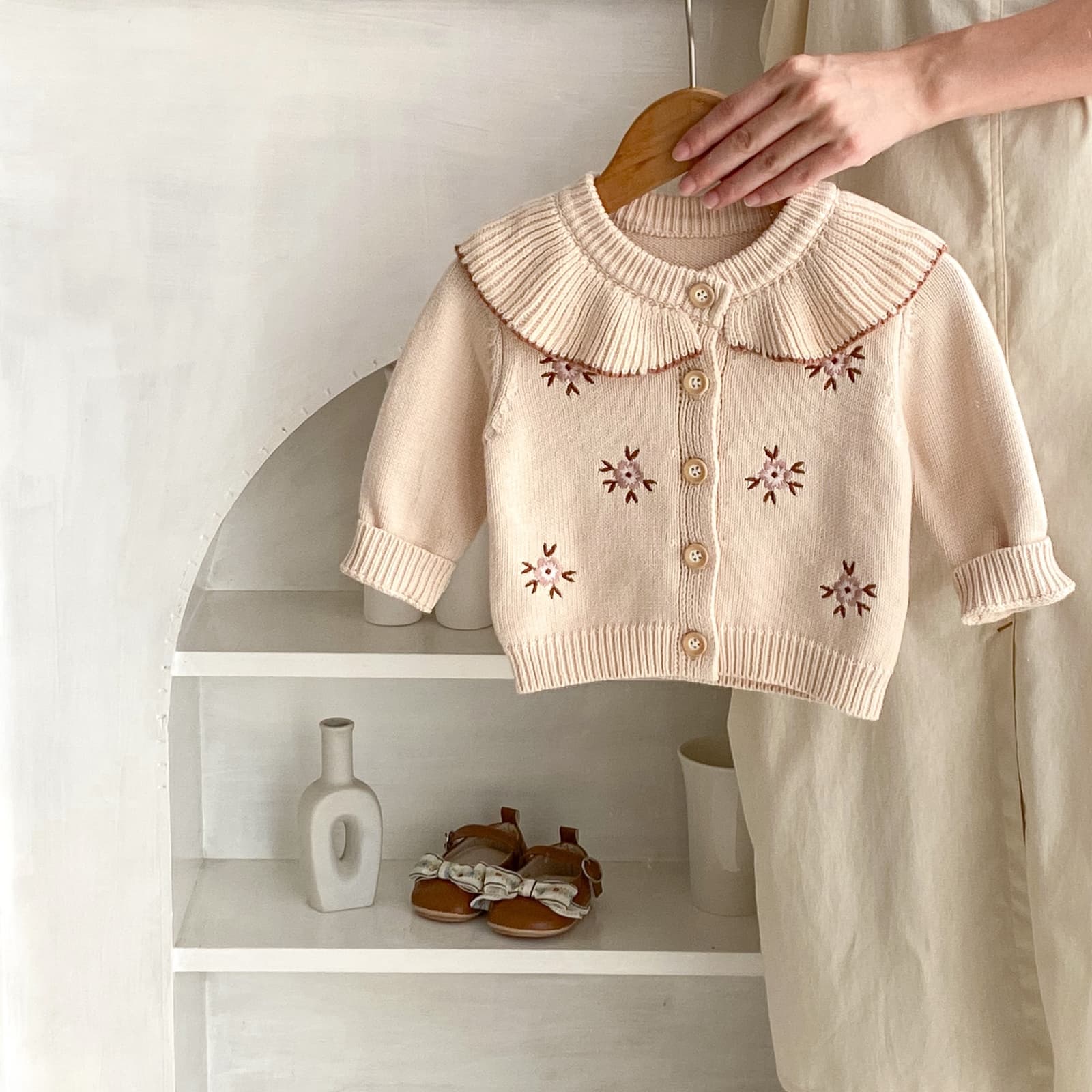 Abrigo tejido para bebé niña, cuello solapa con bordado decorativo