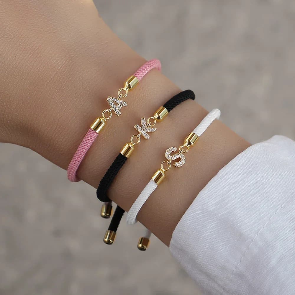 Pulsera tejida con letras y detalles brillantes