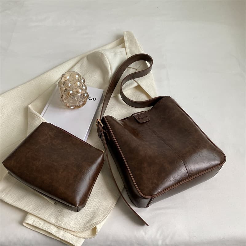 Bolsa bandolera de gran capacidad con diseño moderno