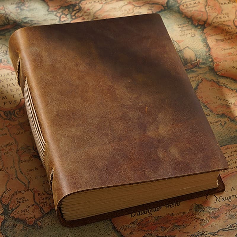 Cuaderno artesanal de cuero con hojas en blanco