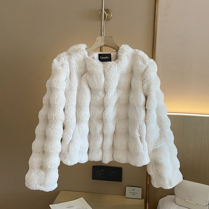 Blusa corta de peluche sin cuello elegante