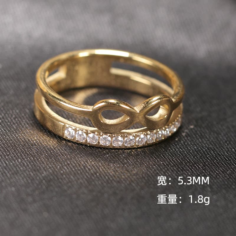 Anillo de acero con detalles de diamantes retro