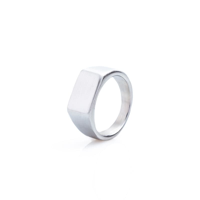 Anillo de acero titanio con acabado arena para exteriores