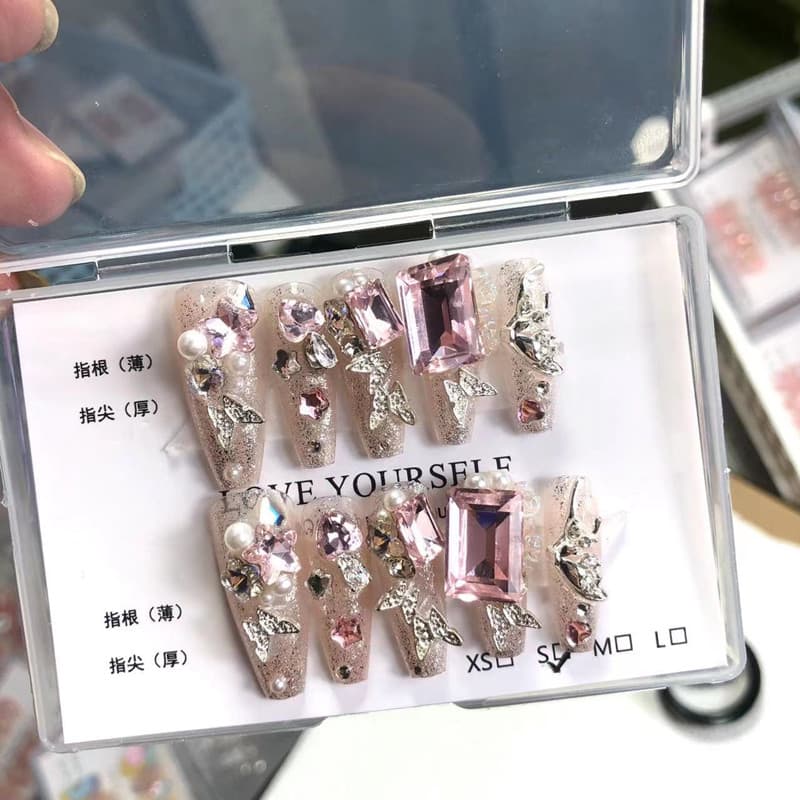 Uñas postizas con diseño mariposa de cristal