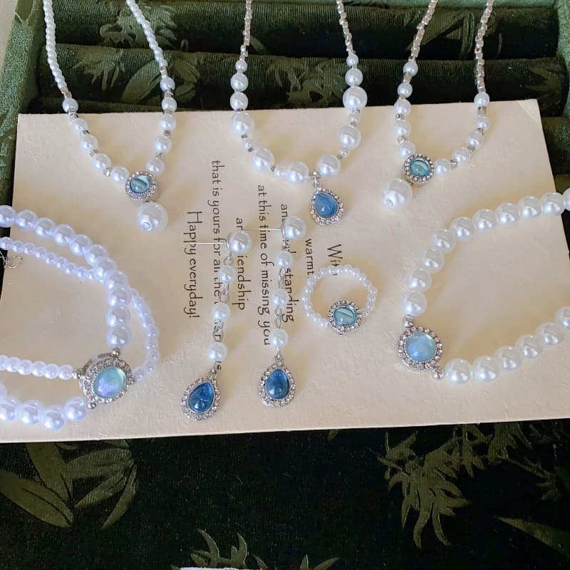 collar de perlas aguamarina con diseño especial