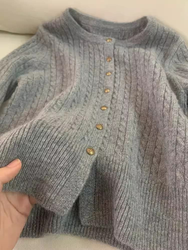 Cardigan de lana tejido con botones dorados