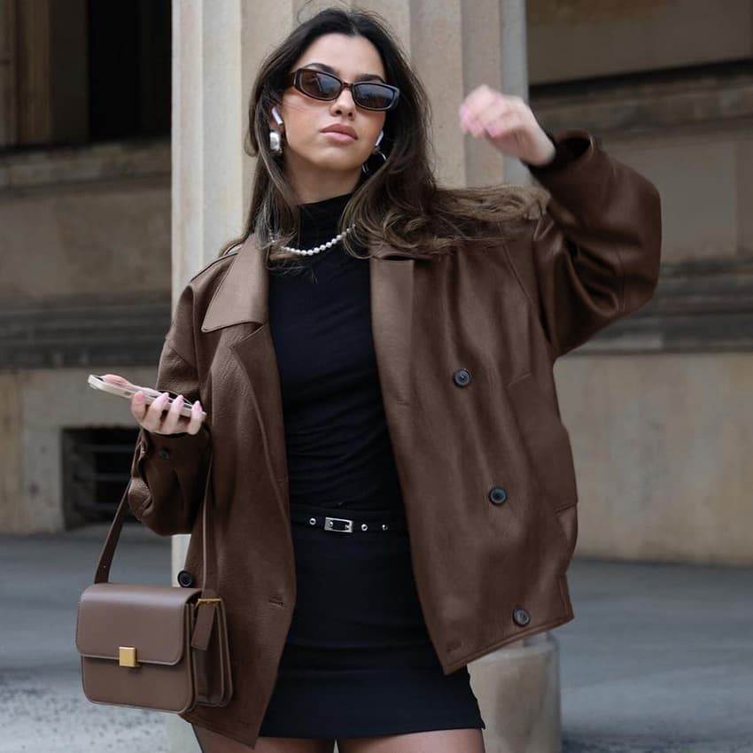 Abrigo de cuero suelto y elegante para mujer con cuello de traje