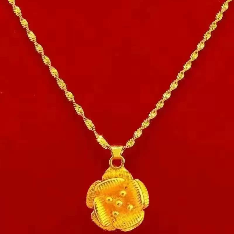 Collar de latón chapado en oro con texturas de onda