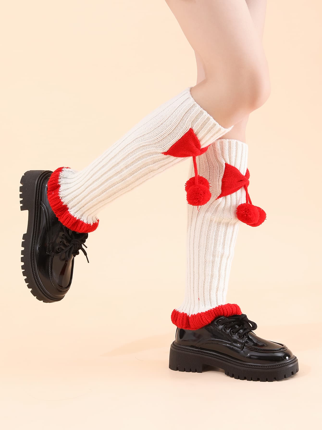 Medias tejidas con moño y pompones para invierno