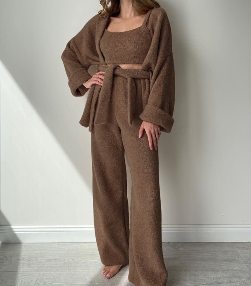 Conjunto homewear de tres piezas con detalle de cintura