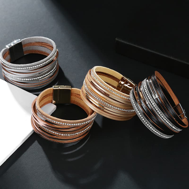 Pulsera de cuero con cadena delgada y cristales