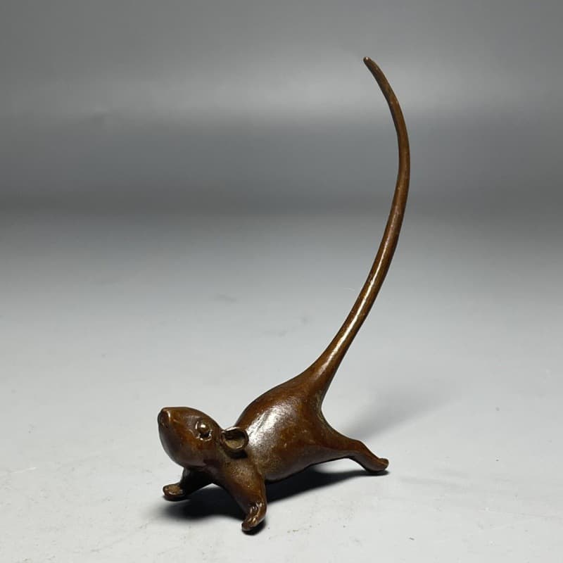 Figurilla de ratón zodiacal de cola larga con suerte