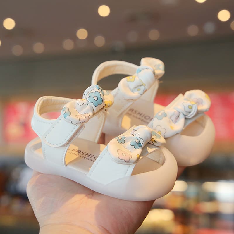 Zapatillas suaves para bebé con diseño floral